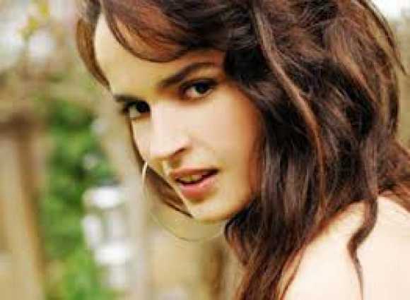 Nudistning jinsiy olatini siltab tashlash Xotinning sikishi haqida video