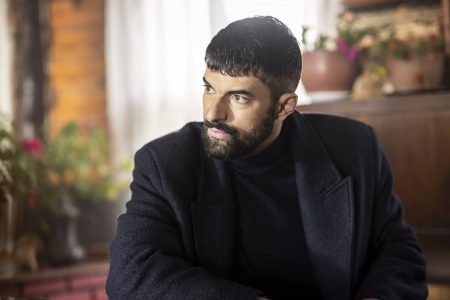 Adım Farah 26. Bölümde Farah polis baskınından kurtuldu! Behnam kodesin yolunu tuttu!