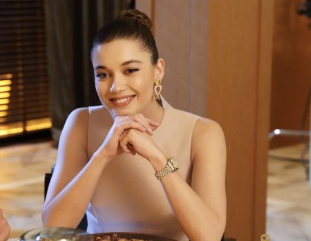 Afra Saraçoğlu dergiye kapak oldu