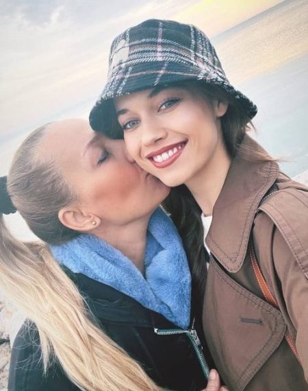 Afra Saraçoğlun'dan annesine büyük jest!