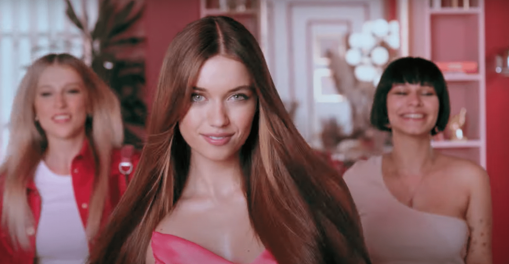 Afra Saraçoğlu'nun yeni reklam filmi yayınlandı