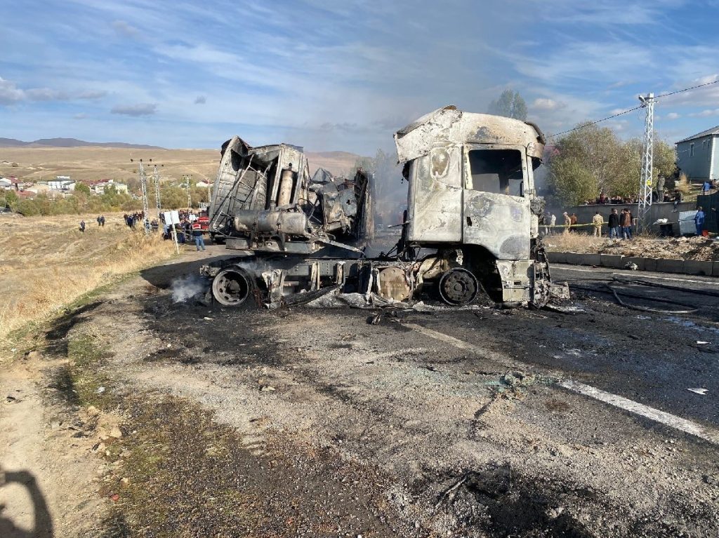 Ağrı'da yolcu otobüsü ile tanker çarpıştı: 7 ölü