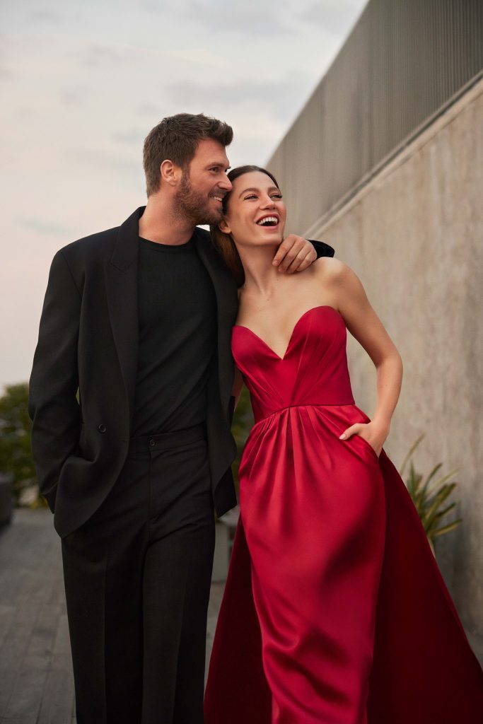 Aile dizisinin başrolleri Kıvanç Tatlıtuğ ve Serenay Sarıkaya'dan çok özel pozlar!
