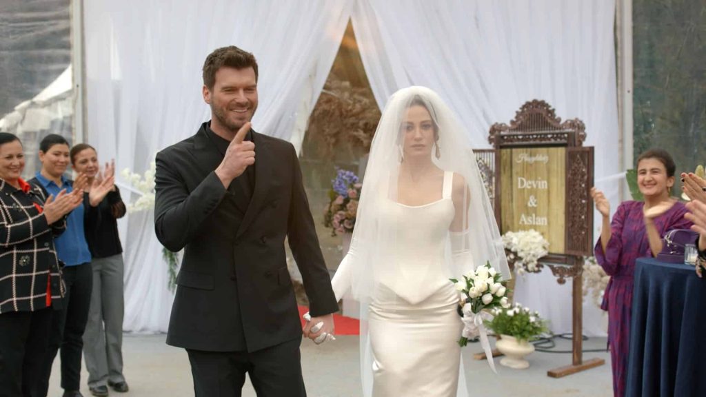 Aile'nin 4. Bölümünde şok! Aslan ve Devin'in düğününde silahlar konuşuyor!