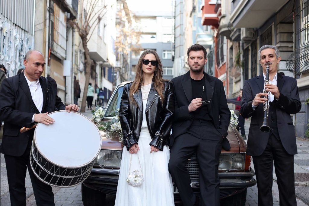 Aile'nin muhteşem çifti Kıvanç Tatlıtuğ ve Serenay Sarıkaya'nın uyumu dillerden düşmüyor!