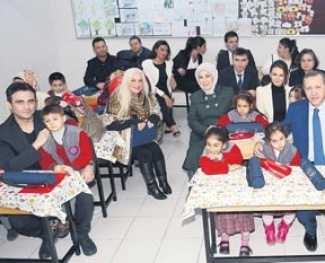 Albüm geliriyle okul yaptırdı!