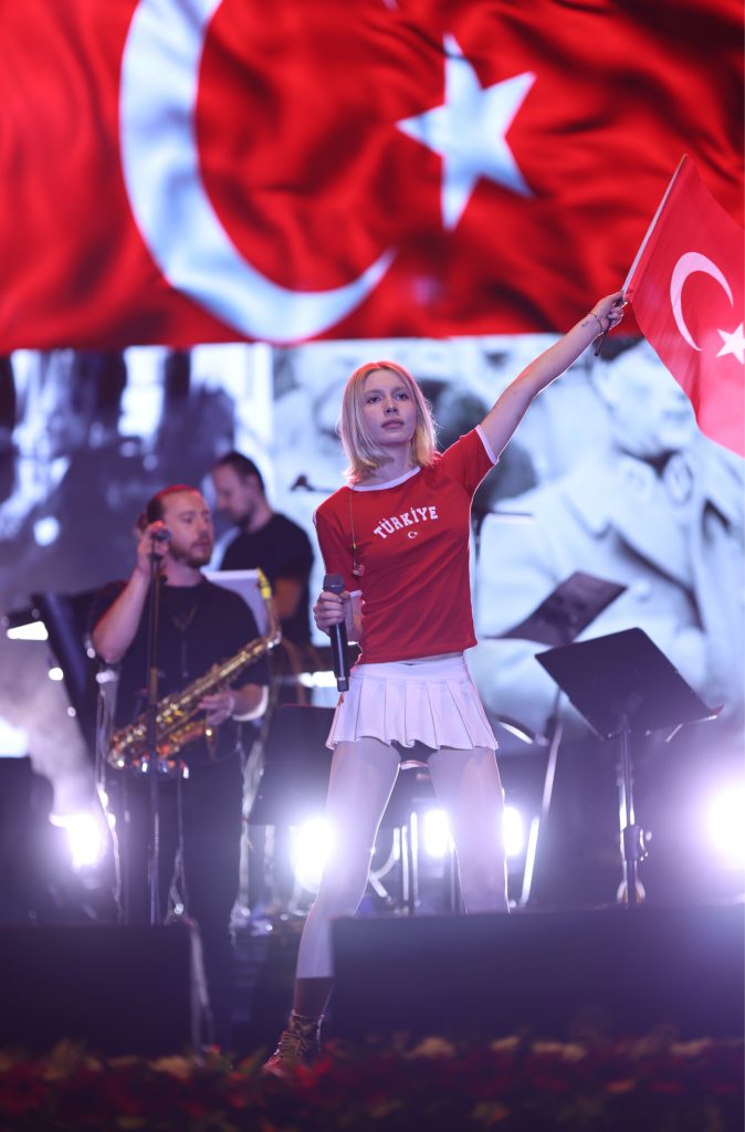 Aleyna Tilki'den çifte konser!