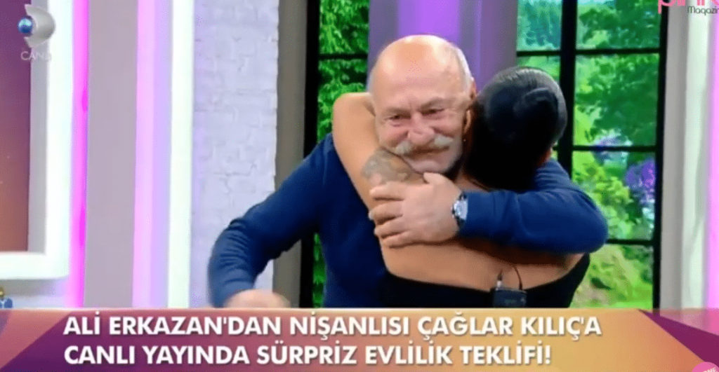 Ali Erkazan kendisinden 23 yaş küçük sevgilisine canlı yayında evlilik teklifi etti!