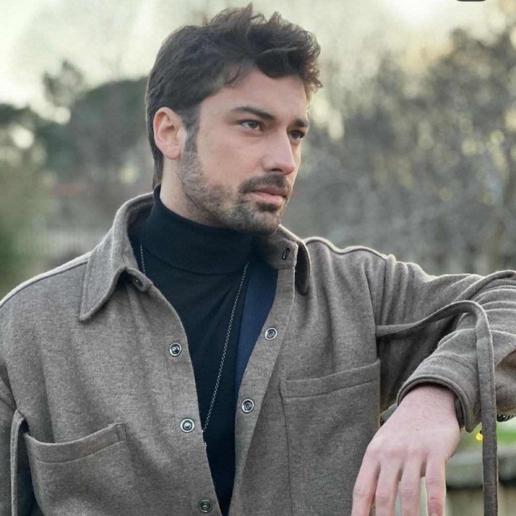 Alp Navruz'a sette sürpriz kutlama!