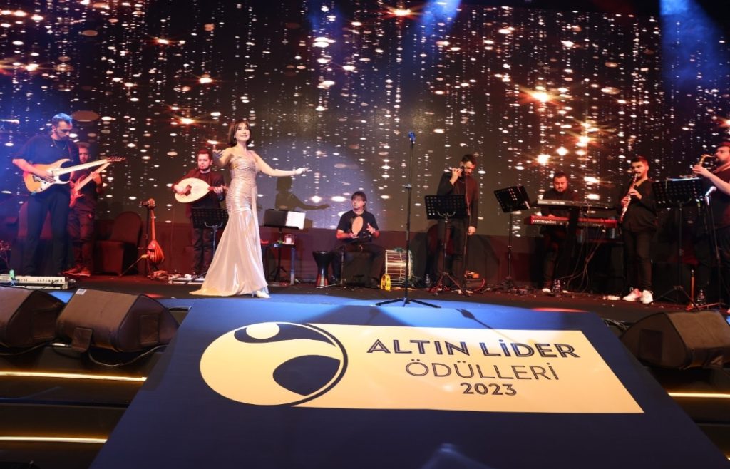 Altın Lider Ödülleri'nde yıldızlar geçidi!