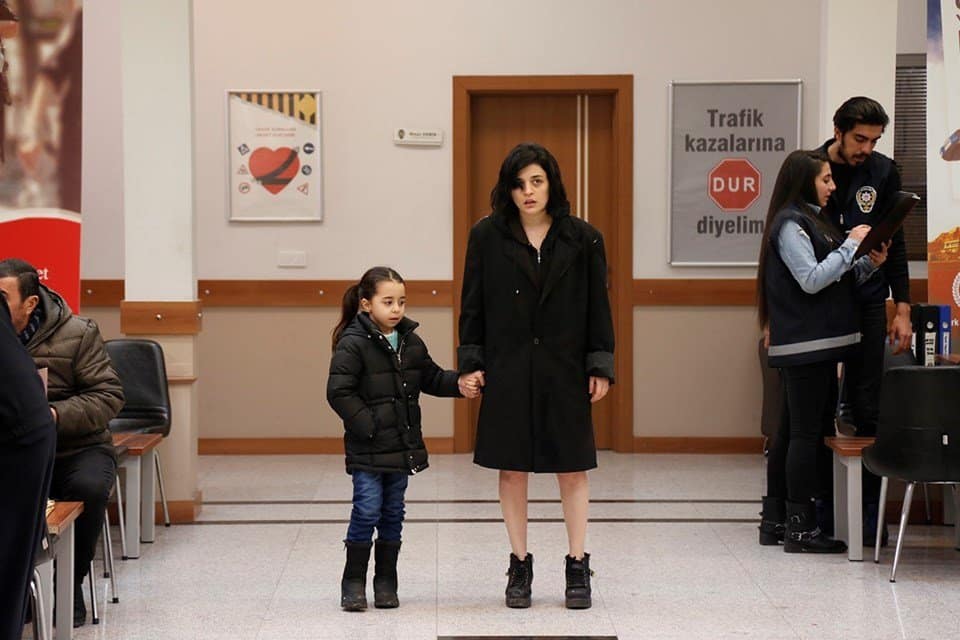 Anne 14. bölümde Şule ve Zeynep'in ayrı ayrı dramı