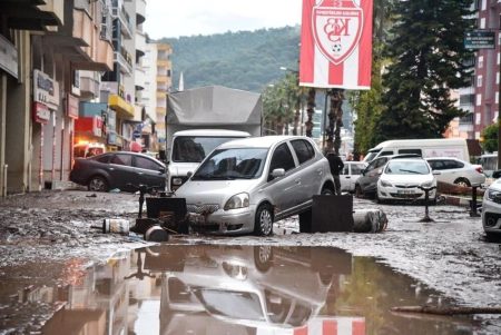 Antalya Kumluca'yı sel vurdu!