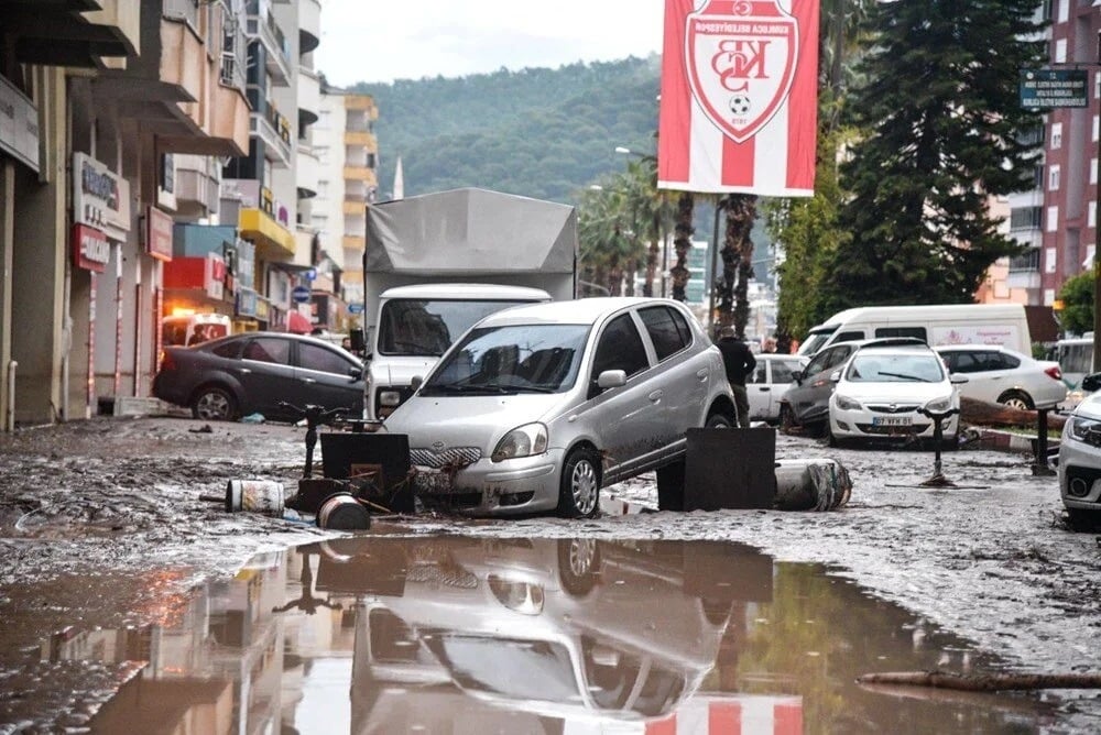 Antalya Kumluca'yı sel vurdu!