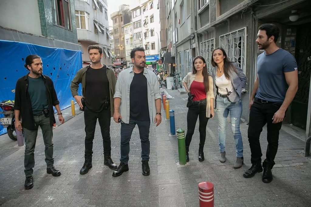 Arka Sokaklar 641. Bölümde Rıza babanın ekibe dönüşü kutlandı!