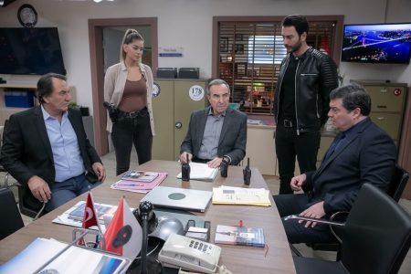 Arka Sokaklar 645. Bölümde Rıza Baba'nın torunu vuruldu! Peki Efe yaşayacak mı?