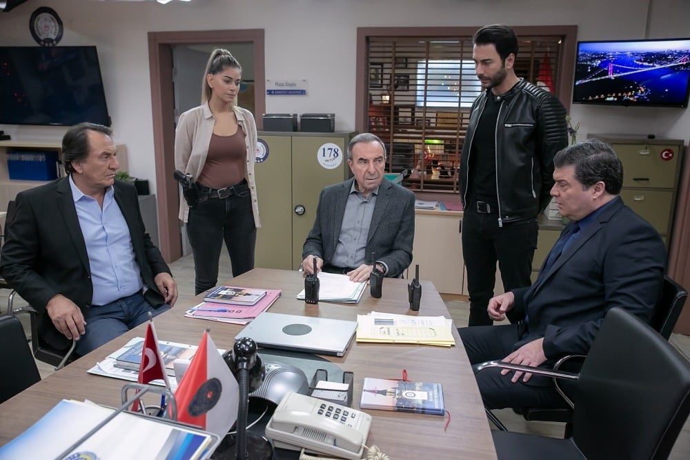 Arka Sokaklar 645. Bölümde Rıza Baba'nın torunu vuruldu! Peki Efe yaşayacak mı?