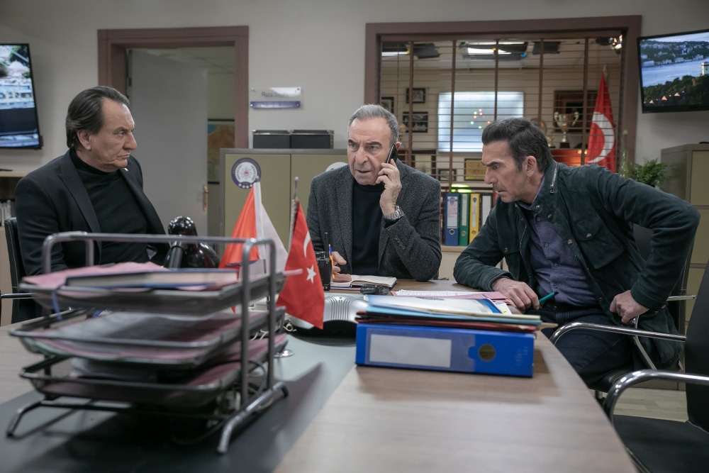Arka Sokaklar 655. Bölümde Seval ve Mehmet ekibe hızla giriş yaptı! Hakan