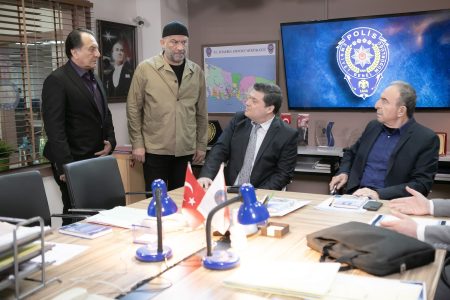Arka Sokaklar 674. Bölümde Selin mutsuzluğuyla döndü! Mesut için ölüm emri verildi!