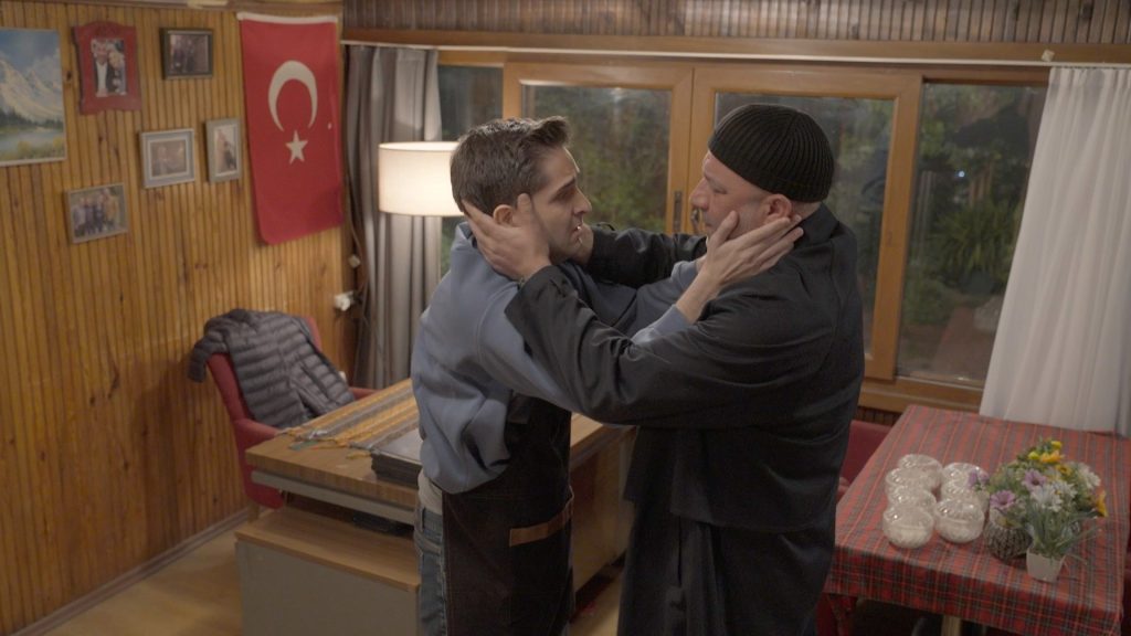 Arka Sokaklar’da bu akşam baba ve oğlun kavuşma sahnesi yürekleri dağlayacak!