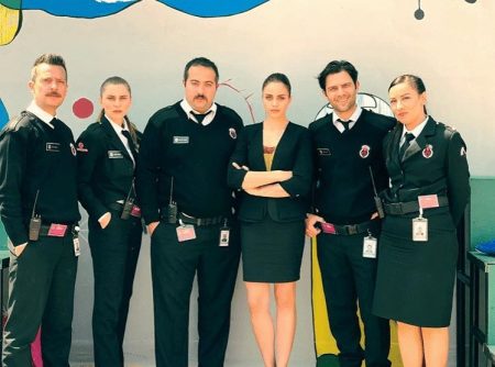 Avlu dizisinin gardiyan rolündeki oyuncuları!