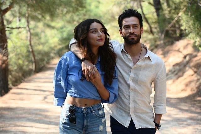 Ayça Ayşin Turan ve Ekin Koç'lu "Sen İnandır" Netflix'te zirvede!