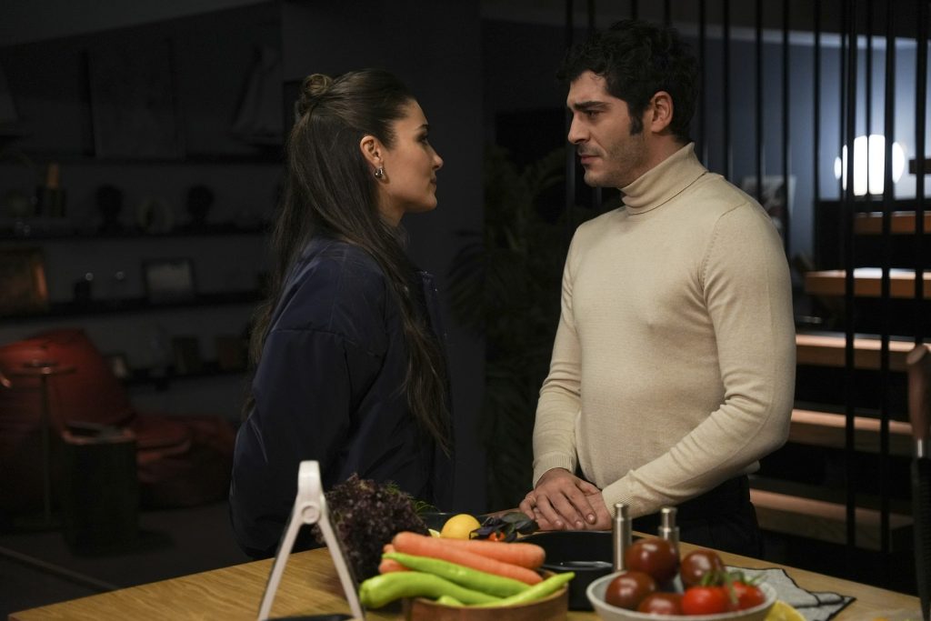 Bambaşka Biri 14. Bölümde Leyla