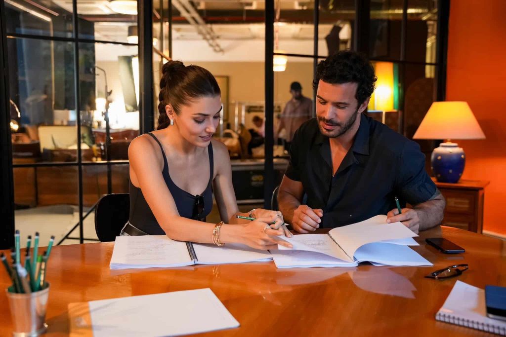 Barış Arduç ve Hande Erçel‘li Rüzgara Bırak'ın okuma provasından ilk kareler geldi!