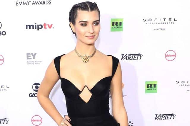 Başarılı ve güzel oyuncu Tuba Büyüküstün Emmy Ödülleri'ne damgasını vurdu
