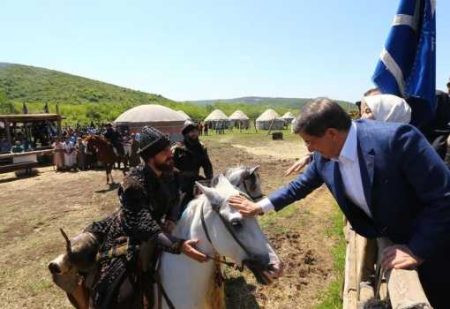 Başbakan Ahmet Davutoğlu 'Diriliş Ertuğrul' setinde!