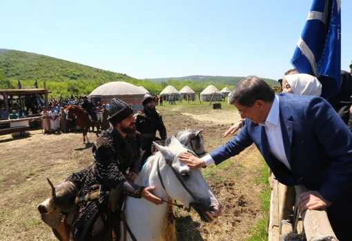 Başbakan Ahmet Davutoğlu 'Diriliş Ertuğrul' setinde!