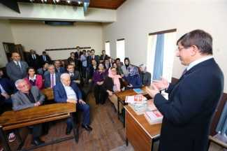 Başbakan Ahmet Davutoğlu'ndan dizi setine sürpriz ziyaret!