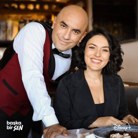 Başrollerinde Giray Altınok ve Ezgi Mola’nın yer aldığı ‘Başka Bir Sen’ yakında Disney+'ta!