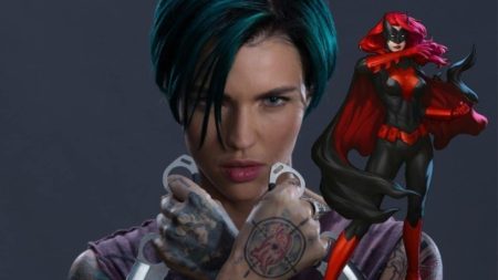 Batwoman dizi projesi için ilk görsel yayınlandı! Karşınızda kostümlü Ruby Rose ve Batwoman!