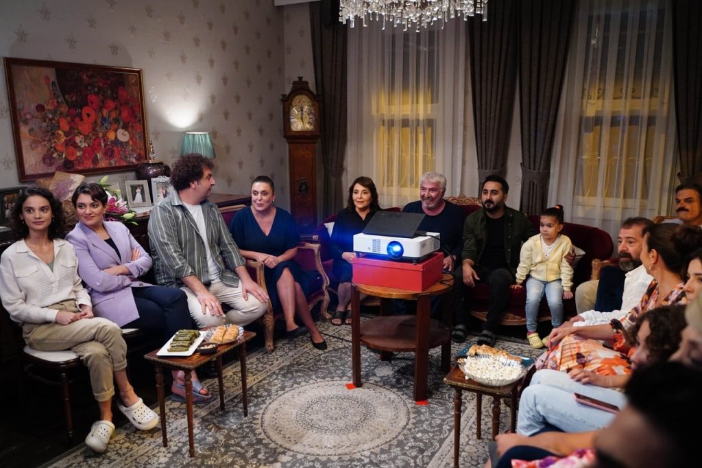 Benim Güzel Ailem 15. Bölümde curcuna yaşandı! Damla'ya görücü geldi