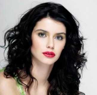 Beren Saat fırtına gibi esiyor.