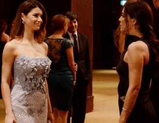 Beren Saat'e evlilik teklifi getiren elbise!