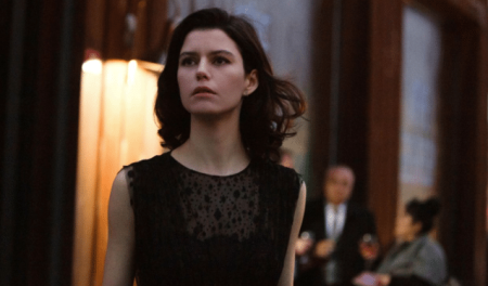 Beren Saat'in Atiye dizisinin afişi paylaşıldı.