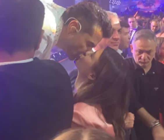 Beren Saat'ten aşk öpücüğü!