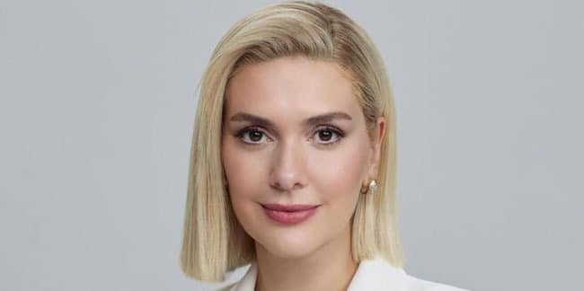 Bergüzar Korel'den 90'lar akımına gönderme!