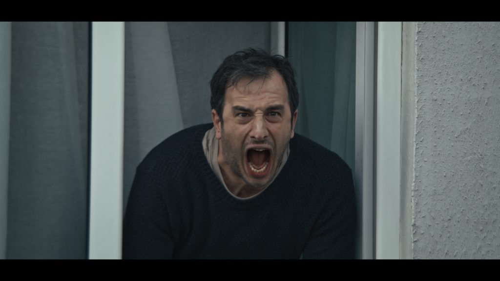 Berkun Oya imzalı yeni mini dizi Kuvvetli Bir Alkış şimdi Netflix'te yayında!