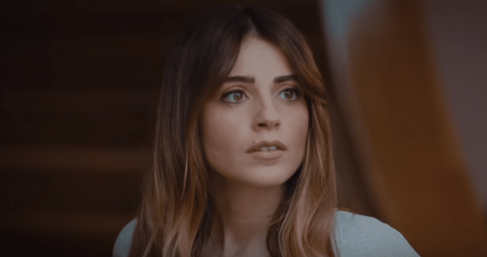 Bir Aile Hikayesi Nil (Ezgi Eyüboğlu) kimdir?