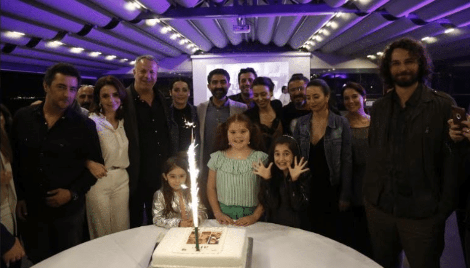 Bir Aile Hikayesi'nin oyuncuları sezon finalini kutladı!