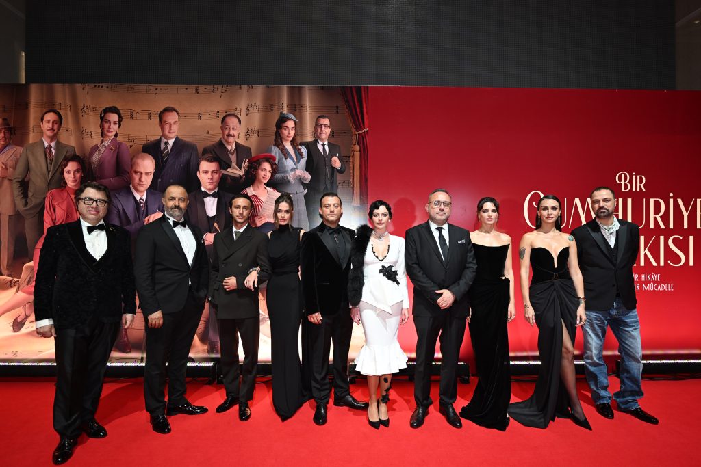 Bir Cumhuriyet Şarkısı filminin galası gerçekleşti! Film ekibi dakikalarca ayakta alkışlandı!