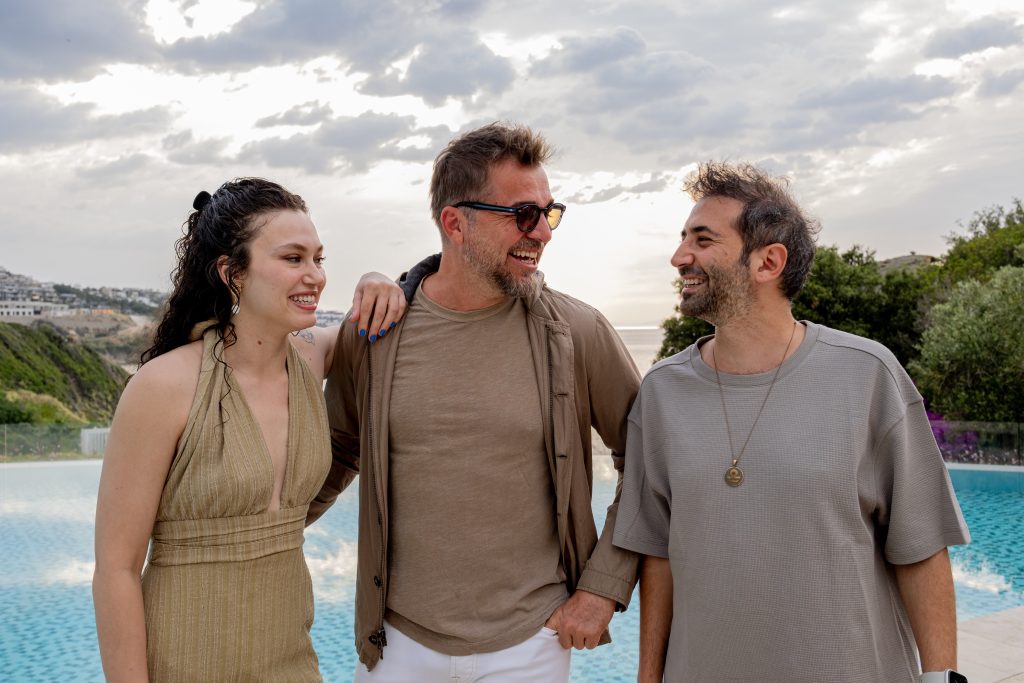 Birbirinden başarılı isimleri buluşturan "Dünya Varmış" filminin çekimleri başladı!