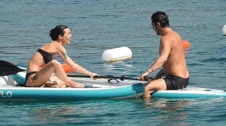 Birce Akalay ve Burak Deniz'in sörf keyfi!