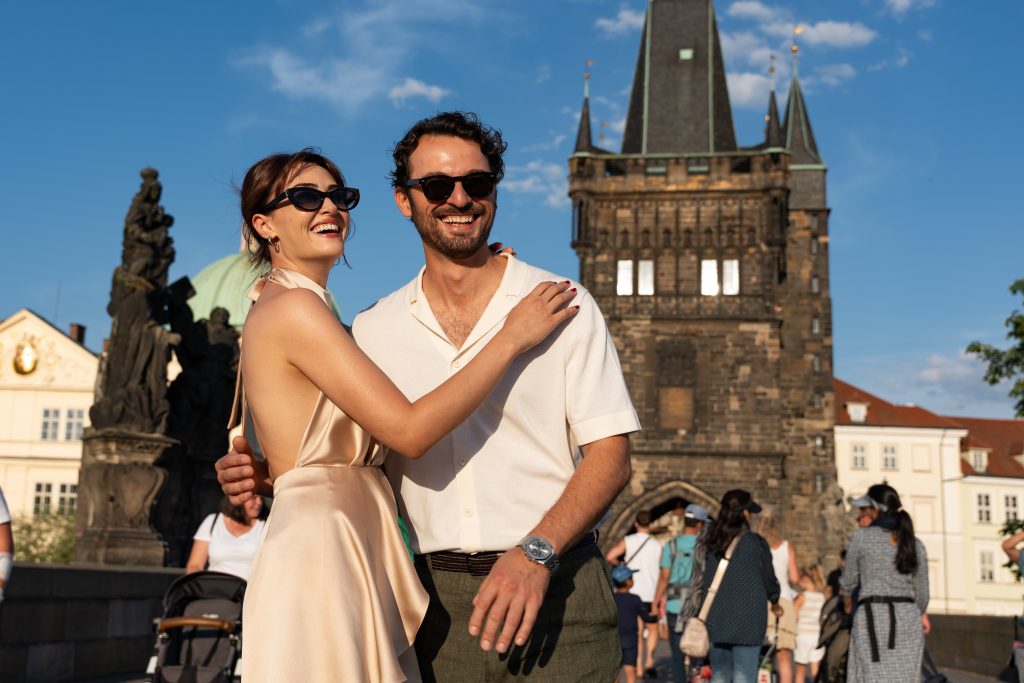 Birkan Sokullu ve Esra Bilgiç’li Romantik Hırsız şimdi Netflix'te yayında!