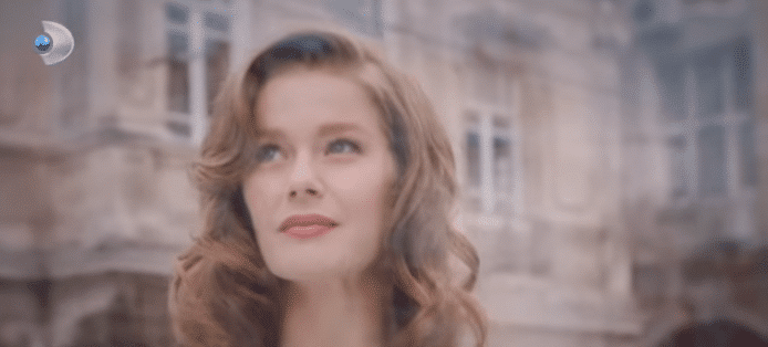 Burcu Biricik'in yeni dizisi Camdaki Kız'dan ilk tanıtım geldi!