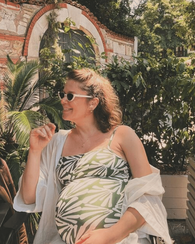 Burcu Biricik'ten karnı burnunda pozlar!