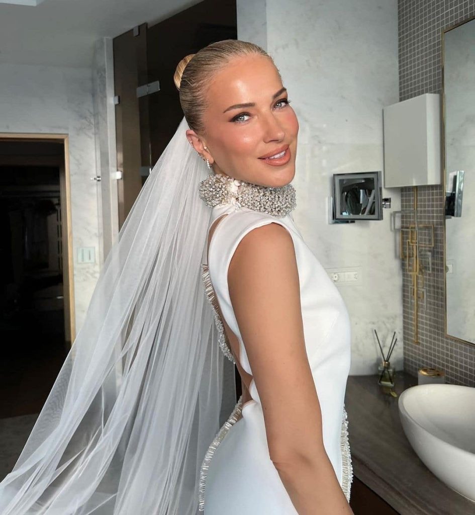 Burcu Esmersoy'dan dikkat çeken bir düğün daha!