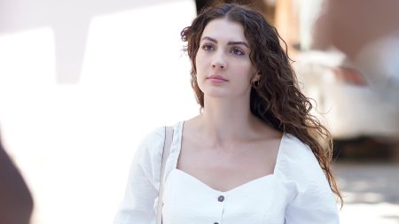 Burcu Özberk Bomba Bir Diziyle Ekranlara Dönüyor
